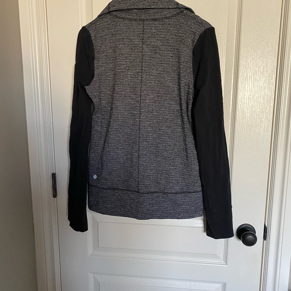 Lululemon zip jacket 8 - Picture 3 of 4